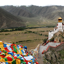 Tibetaanse tempel en gebedsvlaggetjes